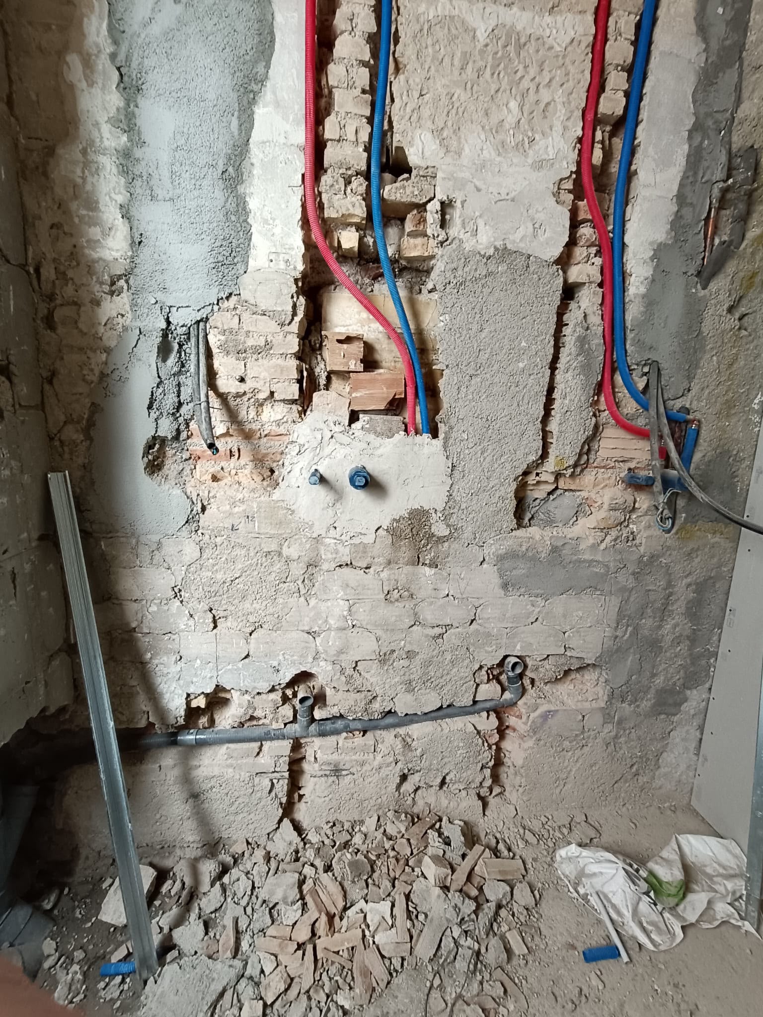 Instalación de tuberías en pared de ladrillo